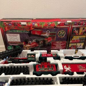 North Pole Eztec  Express 33 Piece Christmas Train Set  No Remote  Control